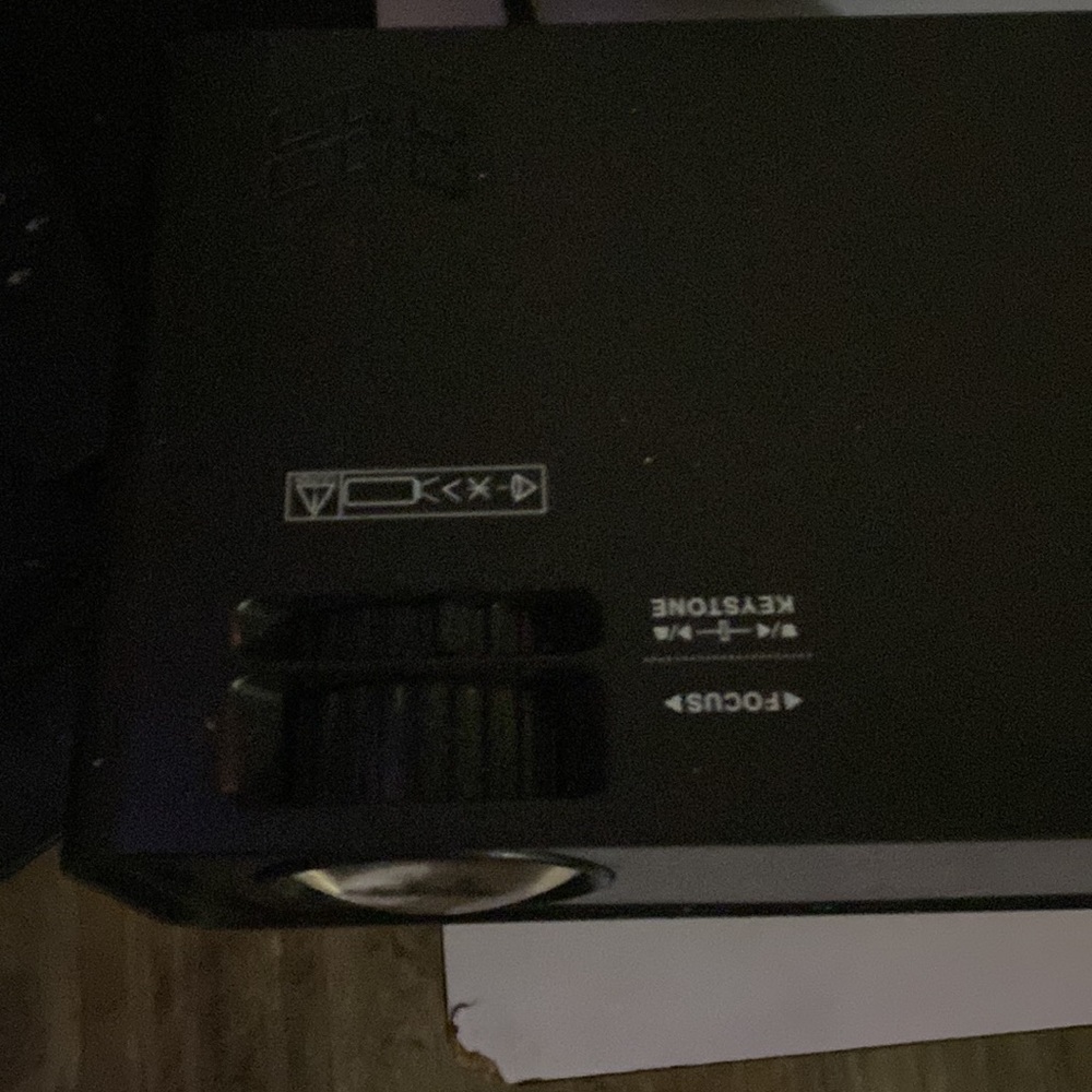 Keystone projector with remote - Picture 2 of 4
